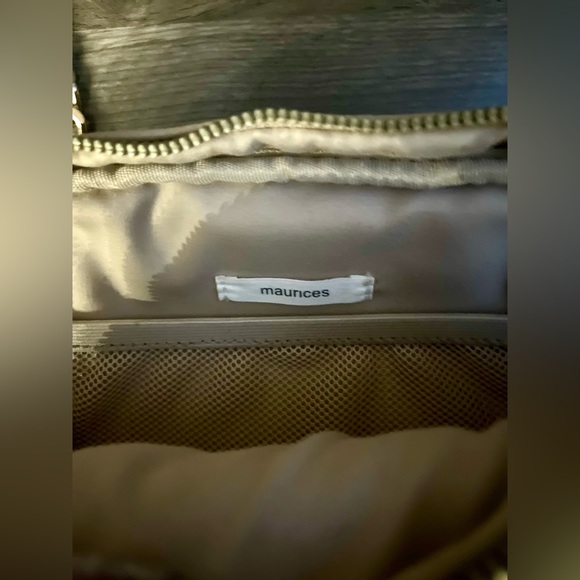 NWOT Maurices Cream Crossbody Bag with Gold Chain Strap - Picture 3 of 6